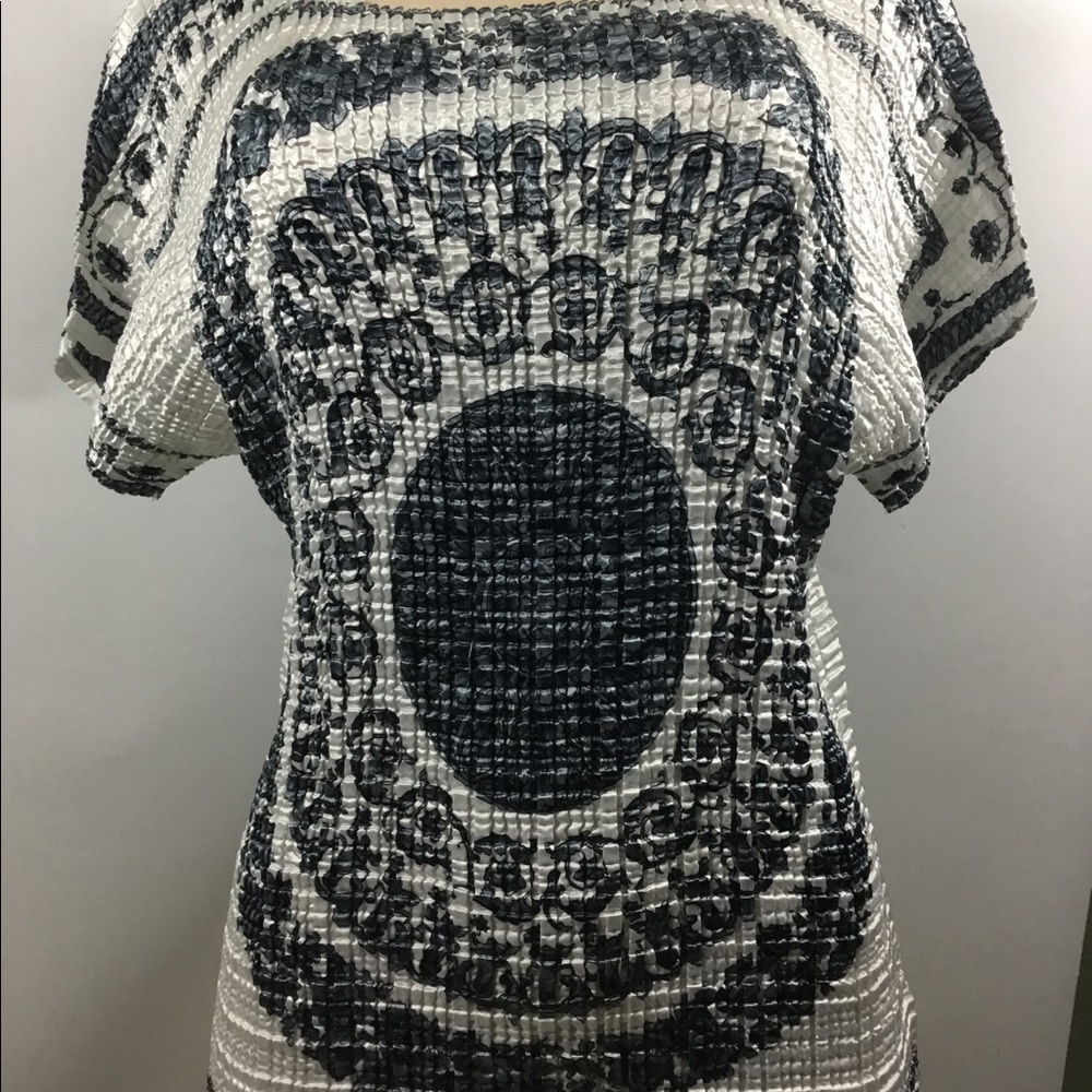 Top “white and blue”